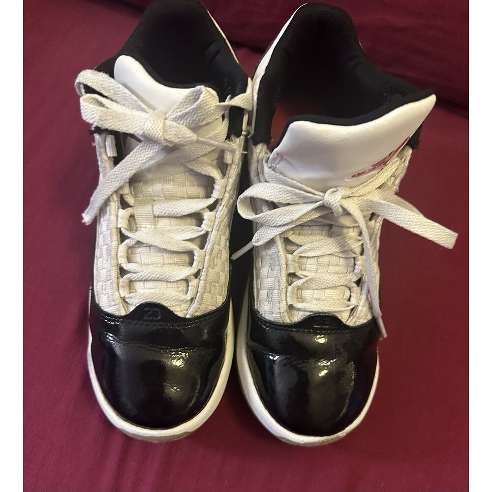 Nike Jordan Max aura 5 white leather with black patent leather  size 4.5